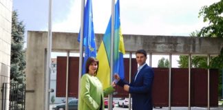 З нагоди відзначення Дня Європи біля Олександрійської РДА підняли прапор Євросоюзу