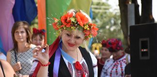 Гарбуз вагою в один грам, змагання на візках: в Приютівці стартував “Гарбуз-Fest” (ФОТОРЕПОРТАЖ)