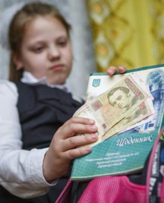 Побори з батьків у школах міста з мовчазної згоди чиновників продовжуватимуться