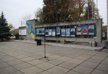 До Дня працівника сільського господарства біля Олександрійської РДА відкрили оновлену Дошку пошани